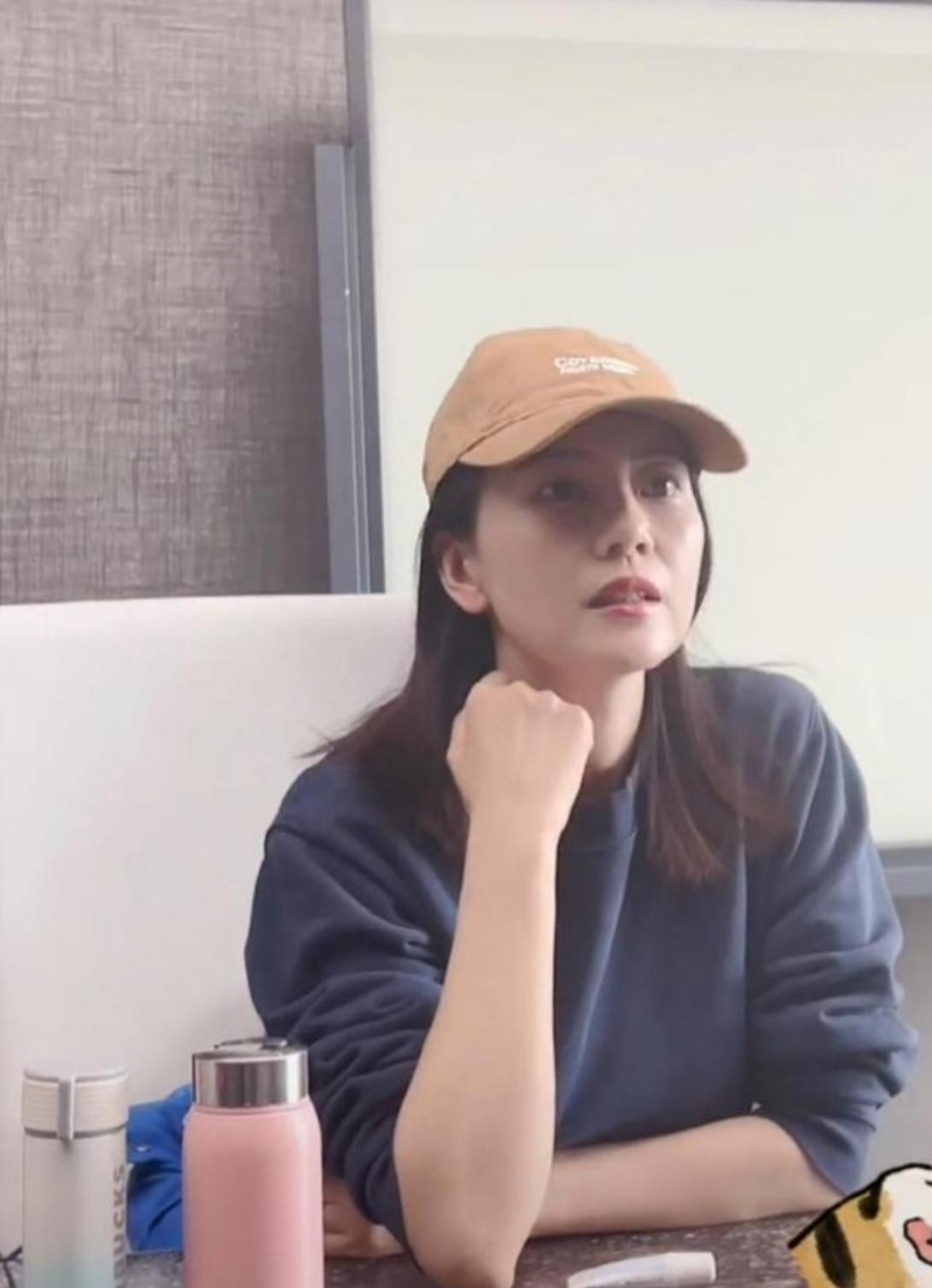 高圆圆|高圆圆现身商演，肩带下拉大秀性感身材，却被指不如女主持人好看