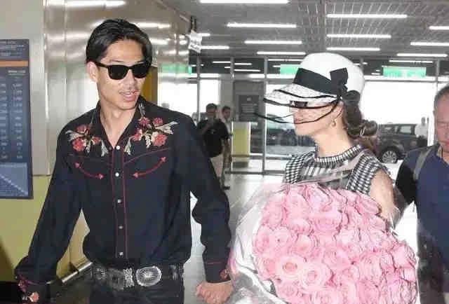 林志玲|嫁到国外的林志玲不委屈,老公紧握小手送上99朵玫瑰,48岁也热恋