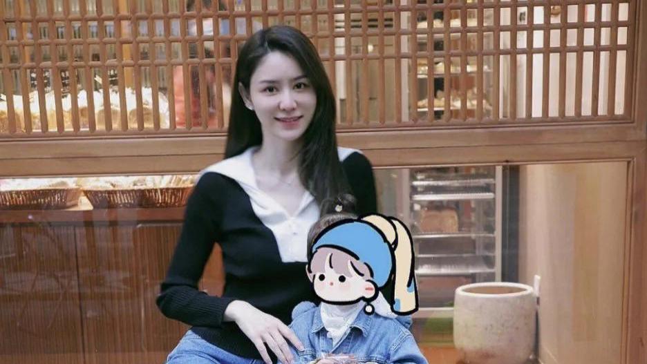 林峰|林峯妻子张馨月遛娃，母女互动温馨有爱，戴超大鸽子蛋钻戒很抢镜