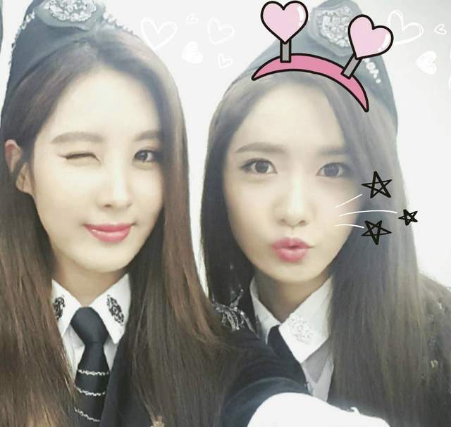 |林允儿徐贤百想艺术大赏后台合照，少女时代做演员也团聚了