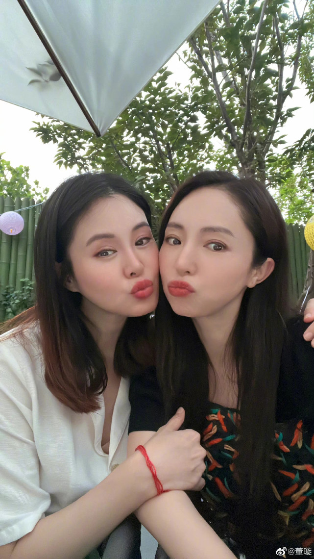 董璇|董璇与圈内好友开心庆生，闺蜜关悦倾情献吻，现场未见前夫高云翔