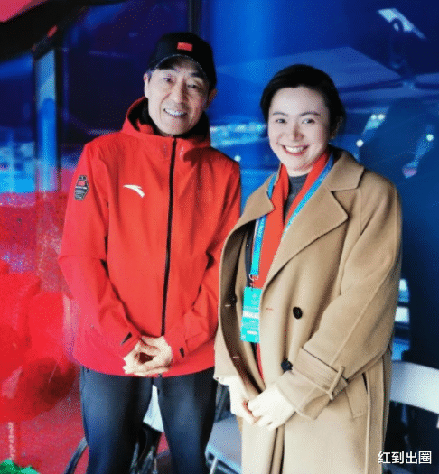 康辉|康辉冬奥主持幕后：桌上保温杯胸口别冰墩墩，法语主持曝光太惊艳