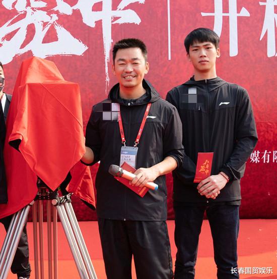 王宝强|40岁王宝强近照曝光，胡子拉碴满脸笑容，时隔六年再当导演