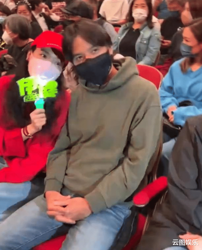 郑伊健|郑伊健开演唱会，舒淇携老公冯德伦现身支持，挥舞荧光棒表现激动