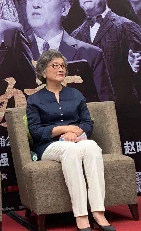 穿衣搭配 宋春丽的穿搭告诉我们:中老年穿衣“不扮嫩”,从容老去才真美