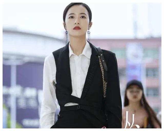 袁泉|8位自带“总裁”气质的女星,总裁范拿捏到位,稳重大气还不油腻