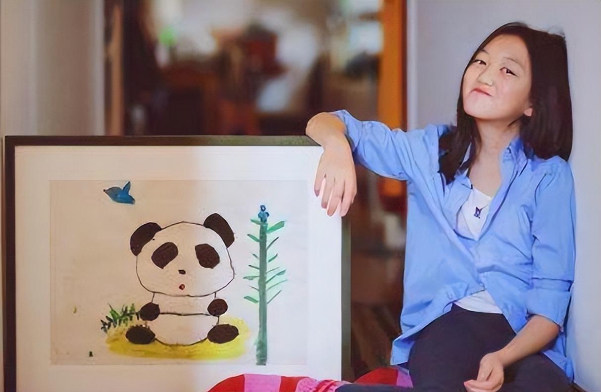 粉底 ?16岁李嫣近照曝光！抹红唇涂粉底妆容艳丽，白得发光模样气质大变！