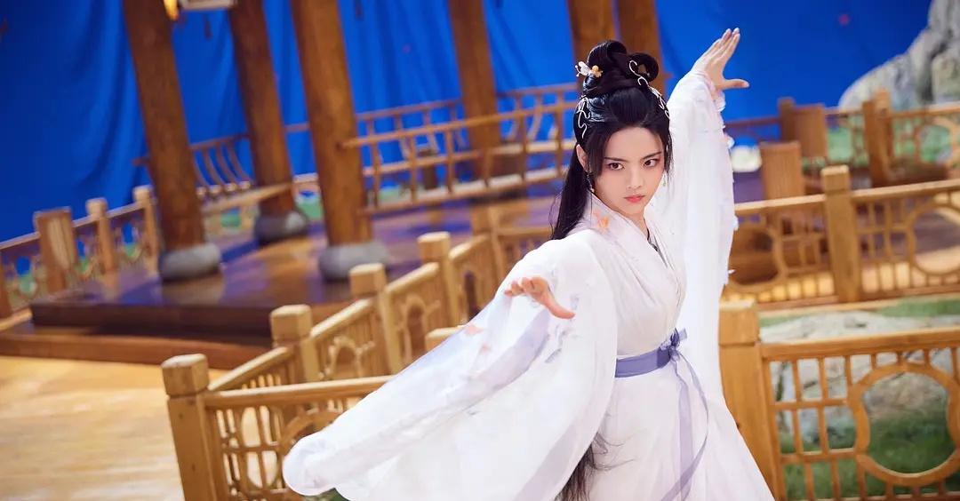 杨超越|杨超越又一部好剧来袭，合作37岁男演员，三位女配个个都很美