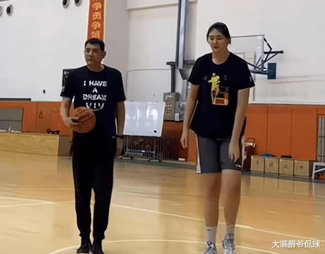 山东男篮|2米3女姚明现身山东男篮训练场 网友：陶汉林与她比就是小鱼儿