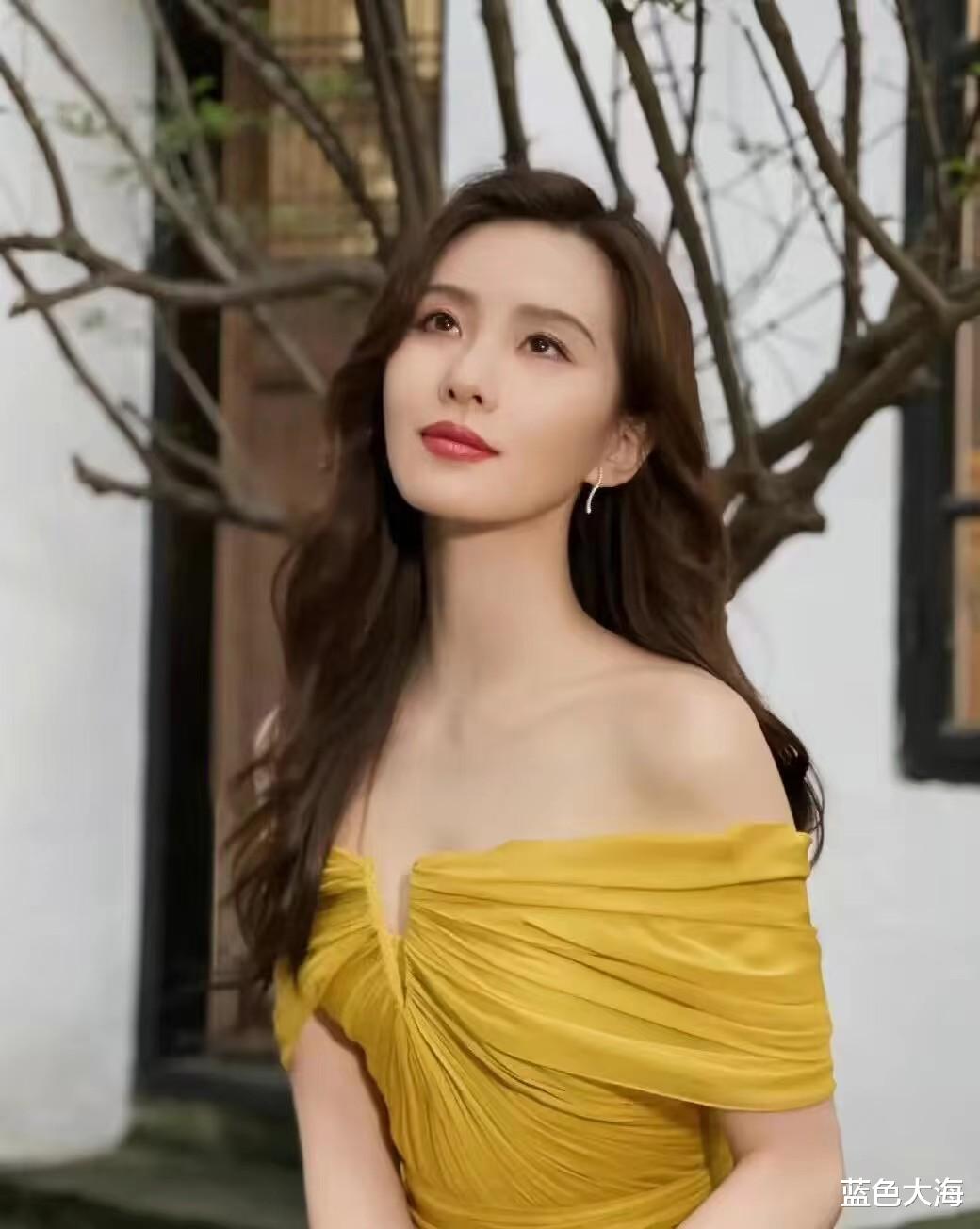 刘诗诗|刘诗诗的时尚感没得说，穿黄裙优雅又洋气，简单但很高级