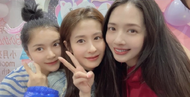 郭碧婷|被辟谣怀二胎后，郭碧婷向佐带女儿吃饭被偶遇，小奶皇独立吃饭超乖巧