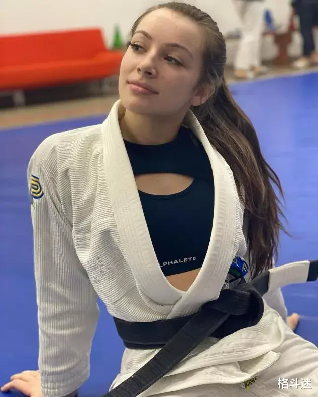 UFC|举牌女郎击败各路UFC选手，正式杀进MMA赛场！
