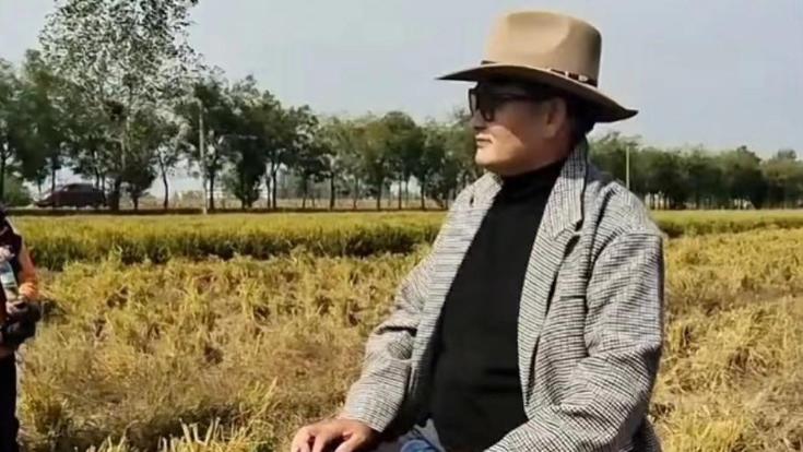 玉米|大衣哥大变样！玉米地里拍大片，抹发油戴墨镜，14人服侍左右