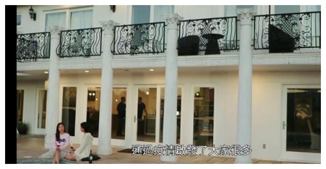 夏文汐|59岁夏文汐定居国外，穿背心裙大秀身材，住别墅开百万豪车太惬意