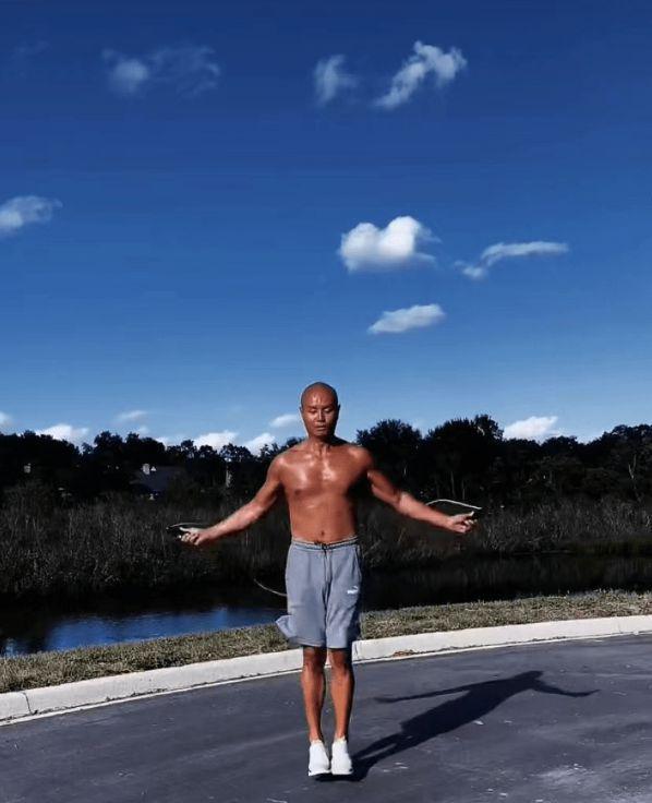 姚明|网传姚明卖掉豪宅全家赴美?乐嘉定居美国生活!京沪机场人满为患