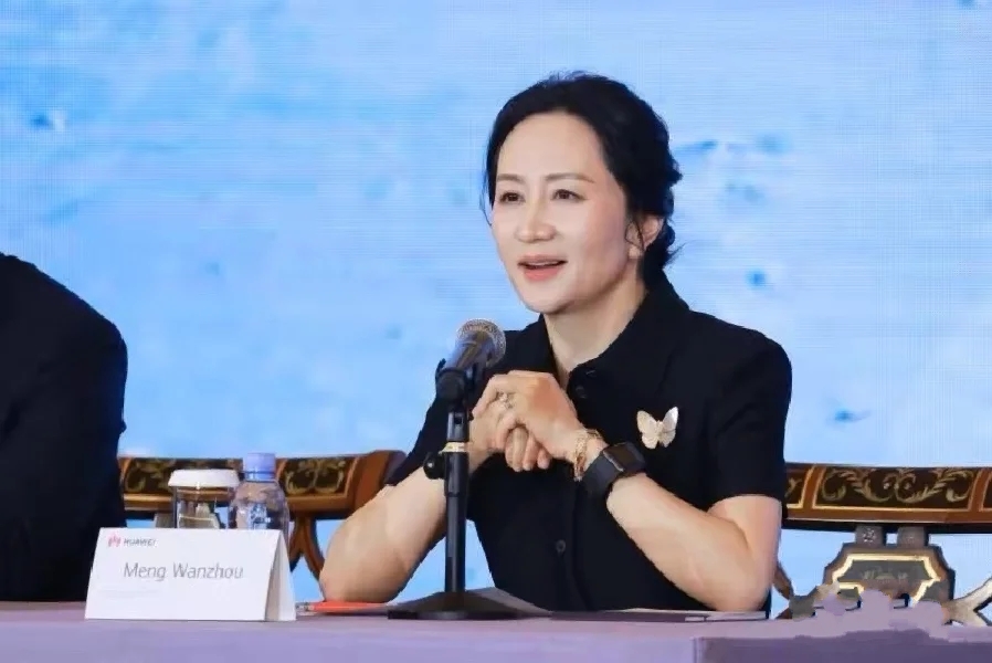 华为|华为长公主近照曝光，光腿穿裙子抢镜，将首次当值华为轮值董事长