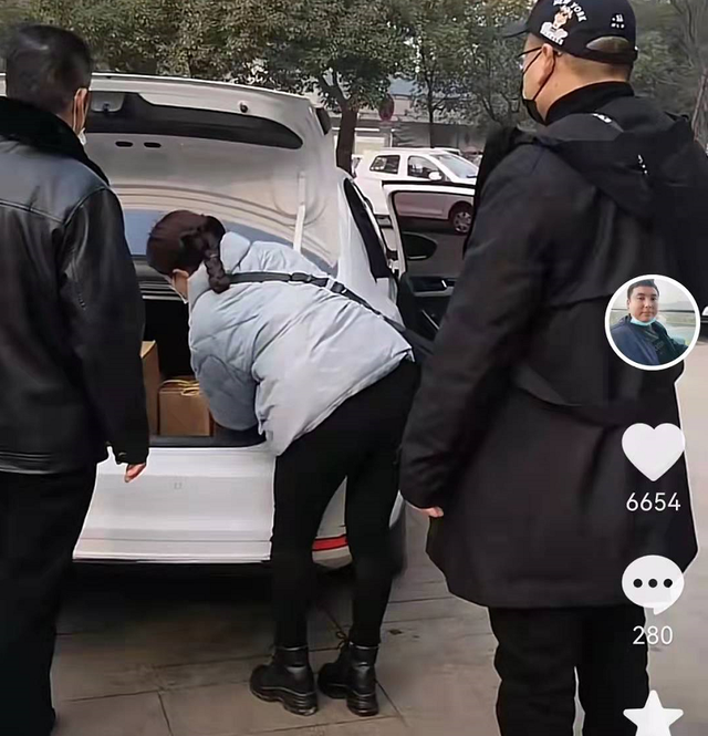 贾静雯|姚爸为了姚威太拼了！只要是儿子爱吃的东西，他说腰累弯了都开心