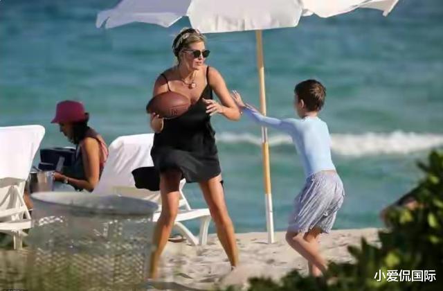 伊万卡|变身宝妈，40岁伊万卡穿瑜伽裤素颜送三个孩子上学，她已完成转变