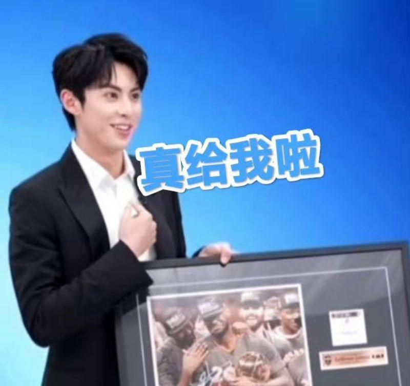 王鹤棣|王鹤棣收偶像亲签笑成表情包!网扒出6年前微博力证是铁粉!