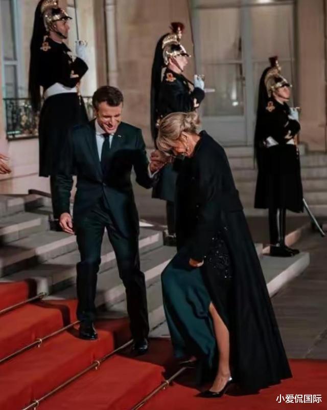 埃马纽埃尔·马克龙|尴尬了,马克龙参加宴会险忘记68岁娇妻,布丽吉特的回应很温馨
