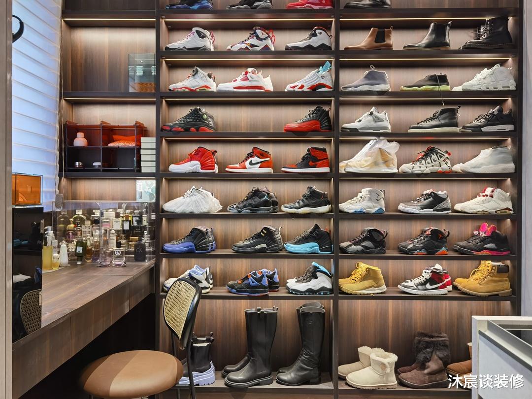 她的新家,一个玄关就能让人驻足欣赏许久,室内复古优雅,很治愈