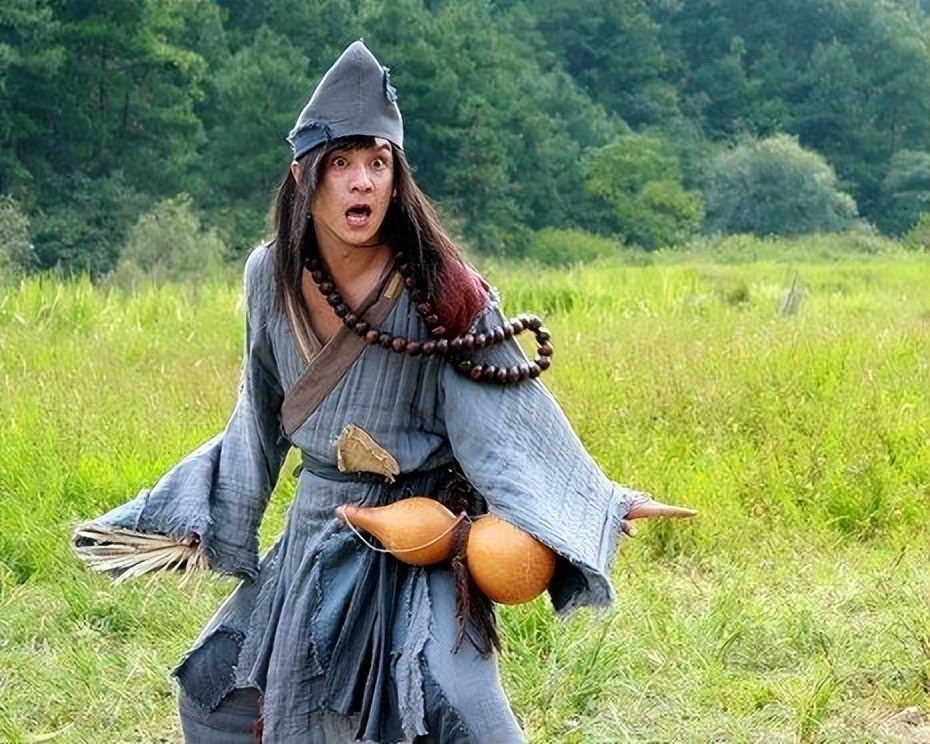 张嘉倪|52岁陈浩明：骚扰女星、出轨，半夜敲阿胶门，今一家8口花一千五买菜嫌贵