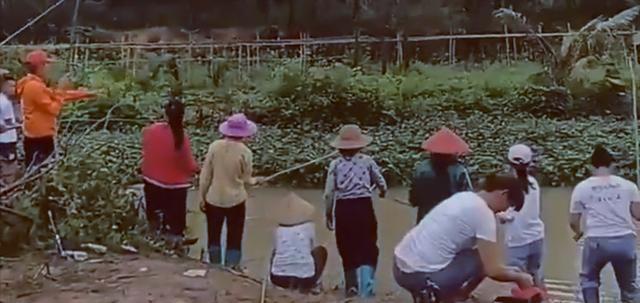 钓鱼|大雨后小河沟成天然黑坑,成百上千的人前来钓鱼,网友:太疯狂了