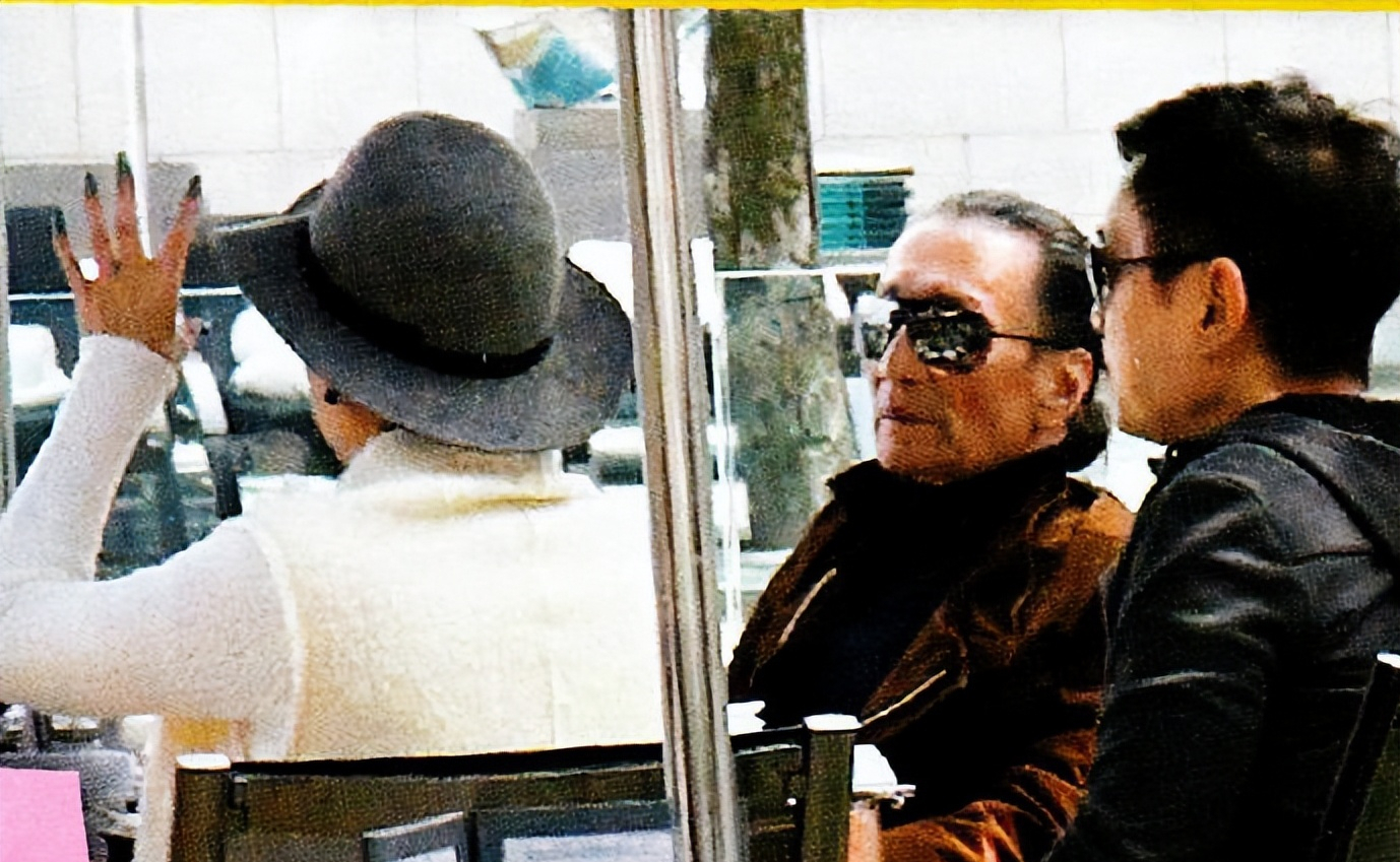 谢霆锋|张柏芝送儿子上学晒母子合影，12岁小Q颜值高，和谢霆锋如复制粘贴