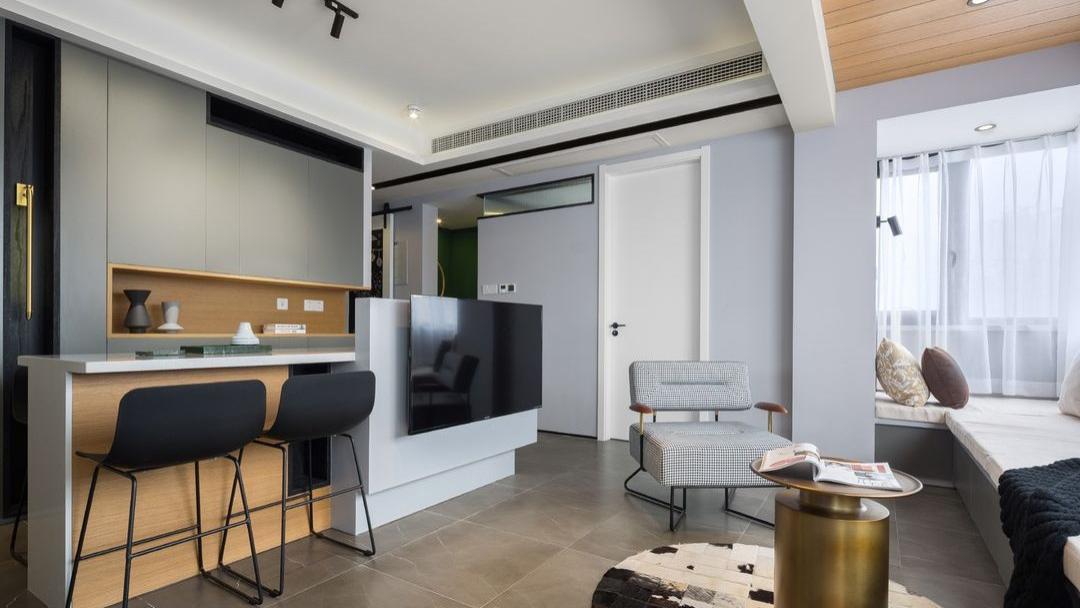 不买沙发，舍弃餐桌，阳台打一排矮柜，一进客厅被惊艳了