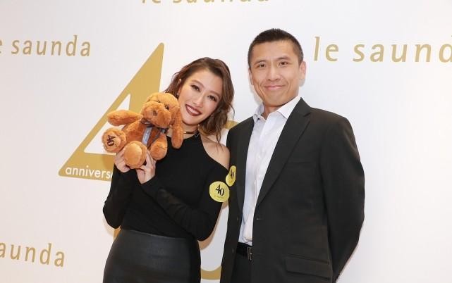 谢霆锋|谢霆锋亲妹妹的时尚感真强，虽然穿着一身黑，但镂空造型很妩媚