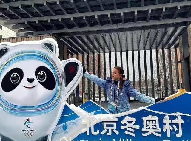 冰墩墩|依依不舍！千金回俄罗斯前和志愿者合影，临走前再次提到冰墩墩