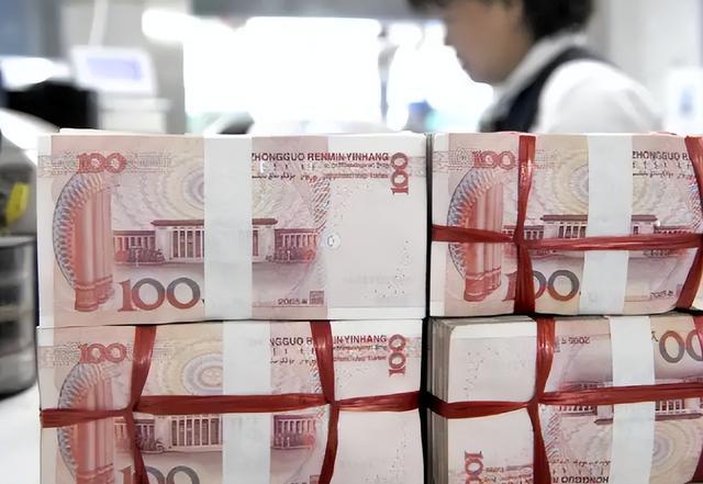 武汉女大学生检查发现银行卡余额多了31万,银行:就是你的