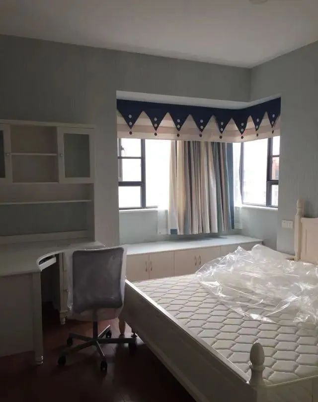 老公只不过在卧室窗角打了一排柜子,阳台立马变飘窗,漂亮实用!