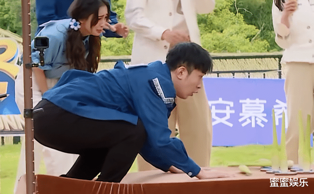 经典|杨颖的手意外受伤，依然笑着不娇气，主动喂蔡徐坤喝牛奶互动太甜