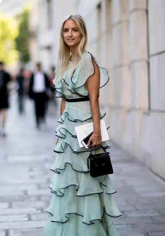 女人不管多大年纪,这8种“伪时髦”衣服尽量避开,浮夸还显俗气