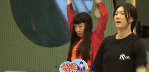 吴莫愁|吴莫愁现身《乘风破浪》训练室跟随教练热身练舞很认真