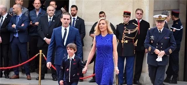 埃马纽埃尔·马克龙|1994年,41岁布丽吉特和16岁马克龙恋情曝光,丈夫羞愤离家出走