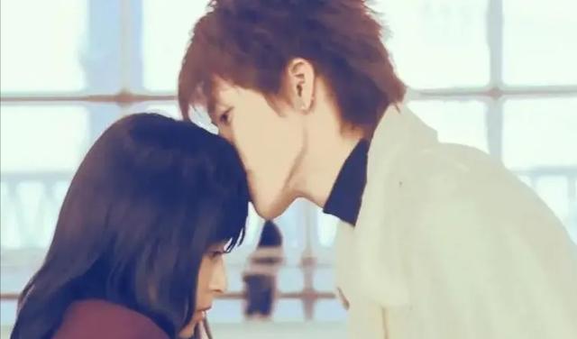 小栗旬|小栗旬不雅照流出，穿着清凉与俩女待房内，负了为他生娃的妻子