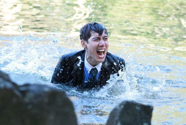 王凯|王凯过年吃胖3KG！糗穿不下防寒衣泡5度湖水狂发抖