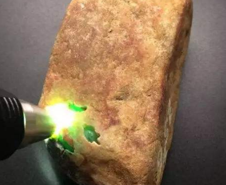 翡翠|开窗料和全赌料，哪一个风险更小，适合新手？