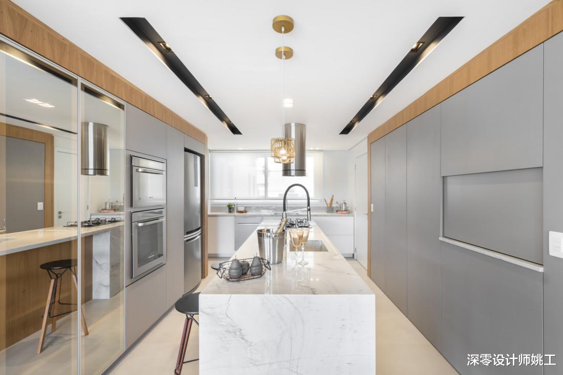 216㎡装修得恰到好处!不封阳台加圈玻璃护栏,纳入地台床犹如多间房