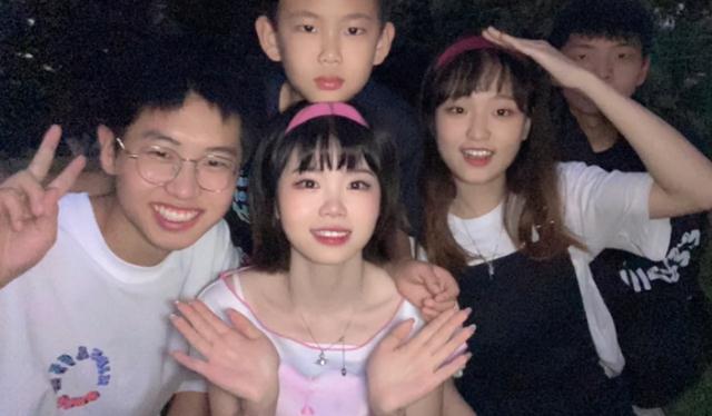 孙悦|彭四英晒4人合照被吐槽,当事人被骂到删动态,回应令人鼻头发酸