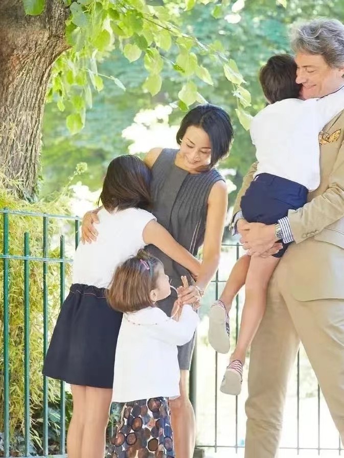 周洁琼 “剪短发”的中老年人，学学这位日本妈妈，优雅得体又有贵妇风范