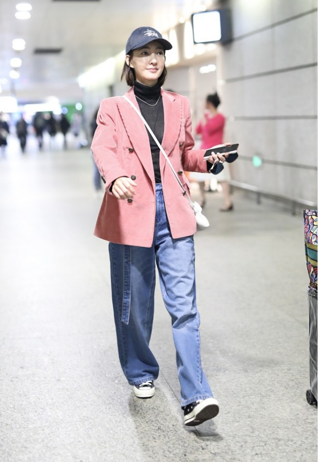 江南征|王丽坤也是一个标致美人，年纪大了穿粉色却不违和，相反更温柔了