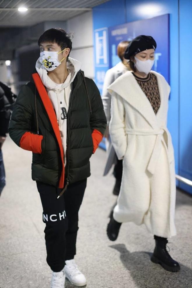 田亮|田亮夫妇现身,妻子裹睡袍似贵妇,田亮穿成大学生,不像夫妻像母子