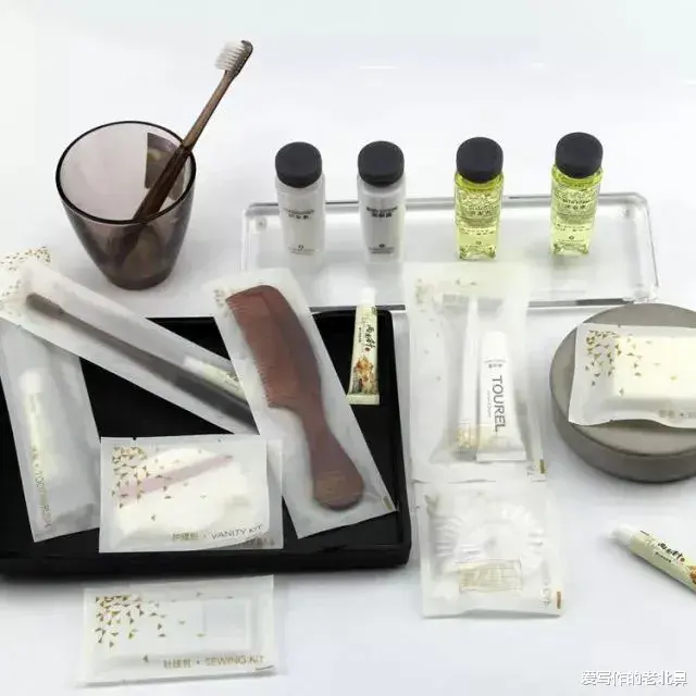在宾馆退房时,把房间所有一次性物品带走的人,是真的穷吗?