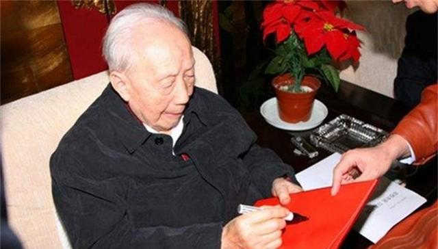 耳机|1996年 钱伟长参观华为 告诫任正非：别向外国人低头！