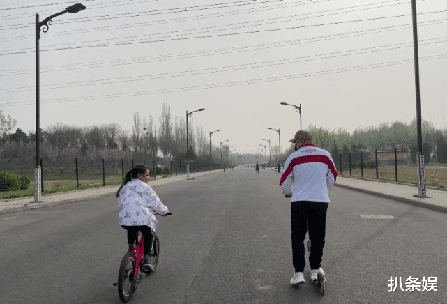 岳云鹏|岳云鹏陪女儿骑行，踩小滑板车显反差萌，时不时歪头看女儿超宠溺