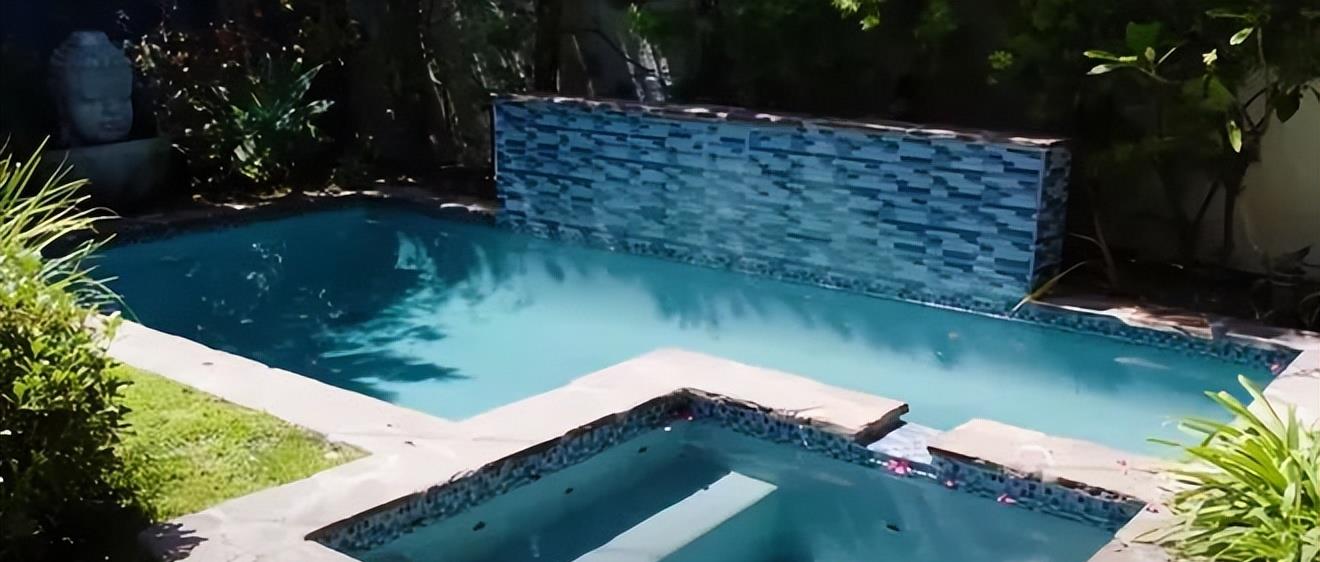 好莱坞|她20岁凭一部剧火遍全球,30岁过气隐退,如今却靠古堡豪宅翻红