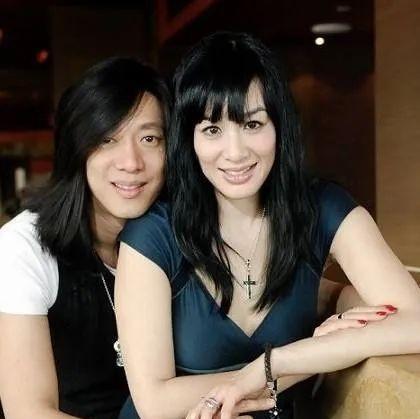 钟丽缇|50岁钟丽缇短裙网袜，性感火辣，为何这个3婚3孩妈妈能这么潇洒？